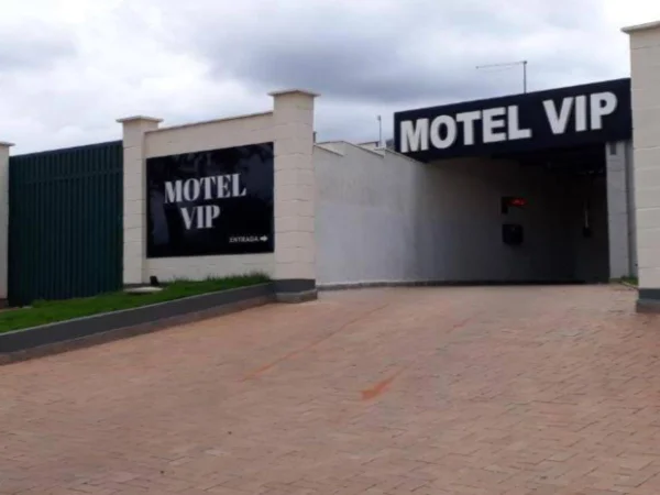 Foto colorida mostra fachada de Motel