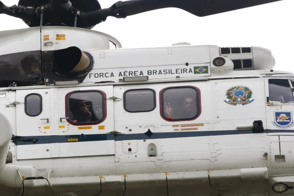 Bolsonaro sobrevoa de helicóptero manifestação na Esplanada
