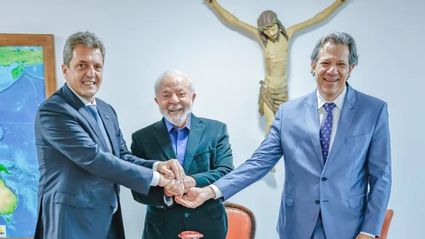 imagem colorida mostra sergio massa junto ao presidente lula e ao ministro da fazenda fernando haddad - Metrópoles