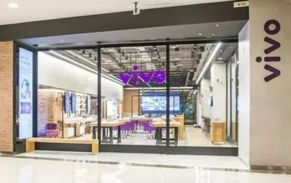 Imagem colorida de loja da Vivo em um shopping center - Metrópoles