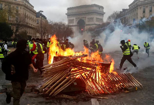 Manifestante dos “coletes amarelos” morre na França