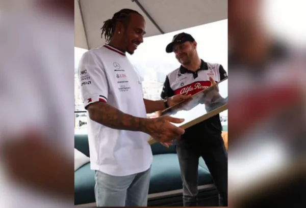 Lewis Hamilton recebe presente inusitado de Waltteri Bottas
