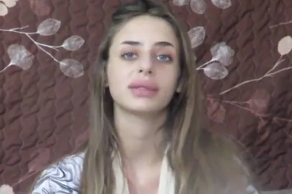Foto colorida de Mia Schem, refém do Hamas e capturada em Israel - Metrópoles