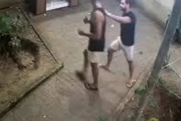 Imagem colorida de agressão