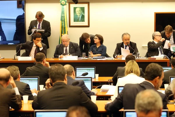 Comissão da Câmara aprova parecer sobre fim das coligações eleitorais