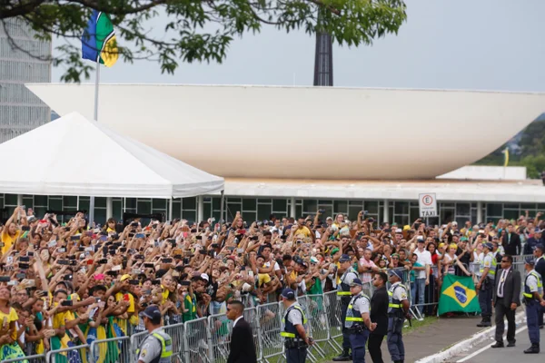 Bolsonaro leva 115 mil à Esplanada e não quebra recorde de Lula