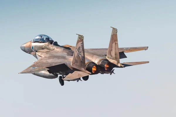 Imagem colorida mostra caça das Forças de Defesa de Israel (FDI) - Metrópoles