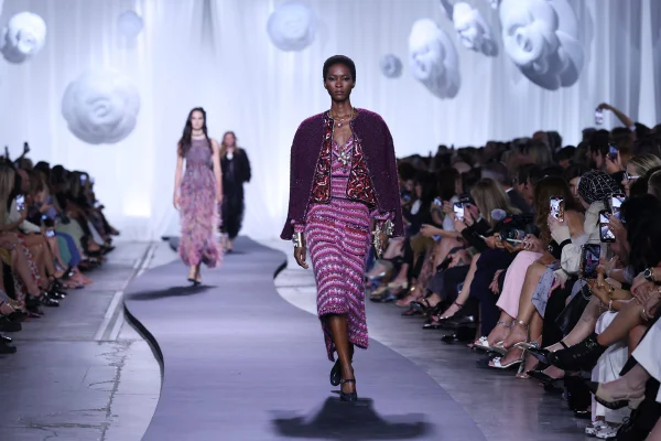 Modelo usa roupa de tweed no Chanel Metiers D'Art 2021/22 em Florença, na Itália
