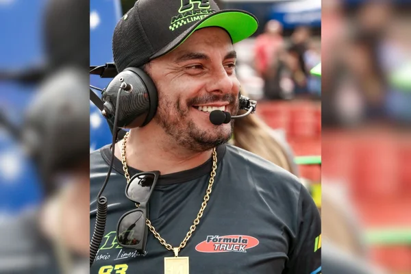 Foto colorida de Márcio Limestone, piloto de Fórmula Truck - Metrópoles