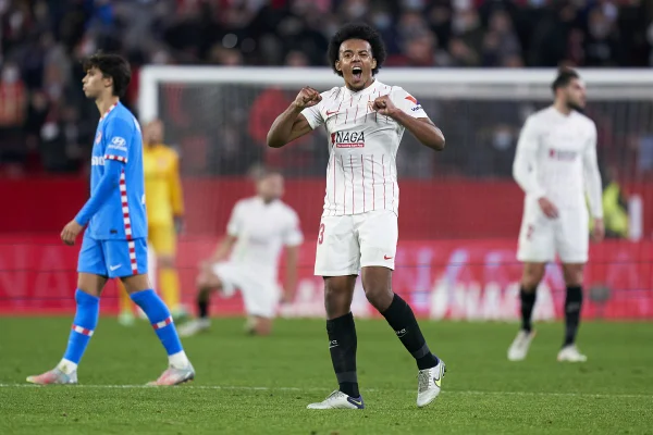 Jules Kounde, do Sevilla, comemora vitória de seu time sobre o Atlético de Madrid