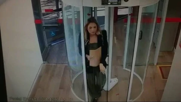 Mulher entrando em banco
