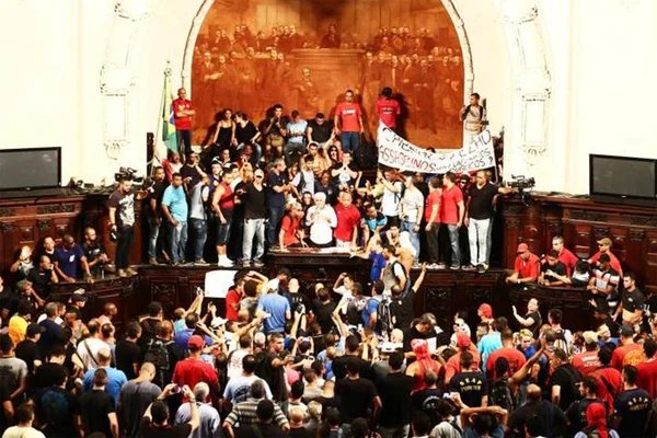 Manifestantes desocupam Assembleia Legislativa do Rio