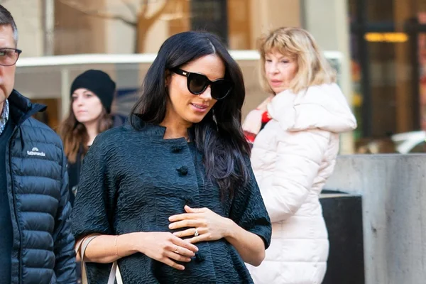 Meghan Markle usa mix de alta-costura e skinny jeans em Nova York