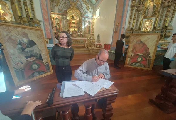 Após cinco décadas, pinturas sacras roubadas voltam a igreja em Minas - destaque galeria