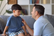 Não espere a adolescência; quanto mais cedo a conversa, melhor