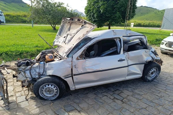 Casal morre e 3ª vítima cai em rio após acidente na BR-116 em MG