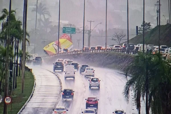 pista com outdoor tombado ao fundo