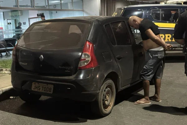 Imagem colorida de um homem sendo preso - Metrópoles