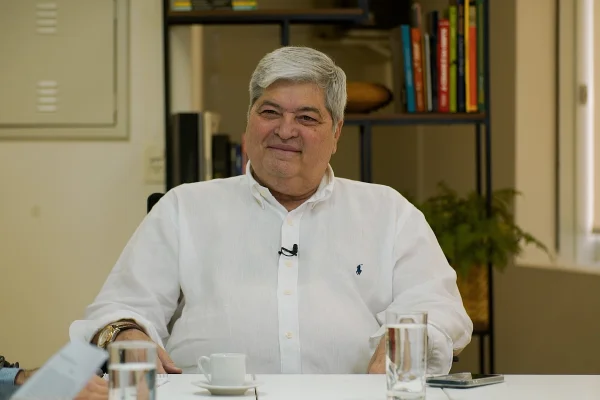 Foto colorida de José Luiz Datena, de cabelo branco e camisa branca - Metrópoles