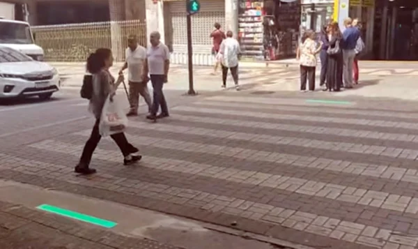 Faixa de pedestres com barras de LED
