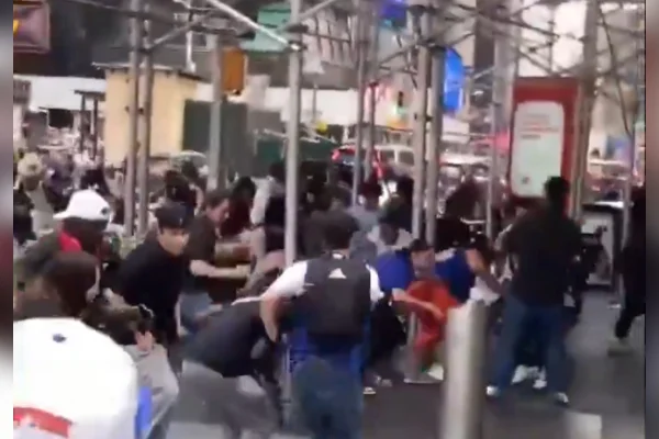 imagem colorida de correria após tiros serem disparados na times square