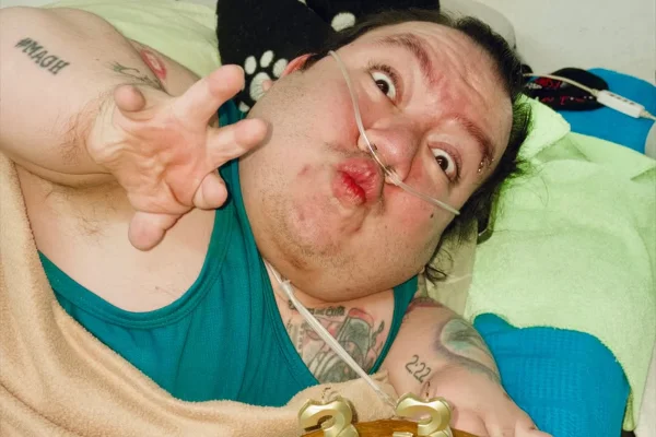 Imagem colorida do influenciador Alejo Little - Metrópoles