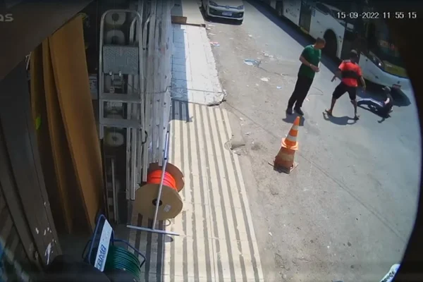 Vídeo: homem empurra colega e ônibus freia pouco antes de atropelar vítima