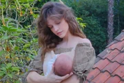 Sylvie, primeira filha da modelo Barbara Palvin e do ator Dylan Sprouse Sylvie, primeira filha da modelo Barbara Palvin e do ator Dylan Sprouse