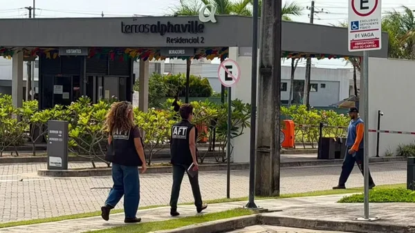 imagem colorida auditores chegam à residência para resgate de trabalhadora domestica
