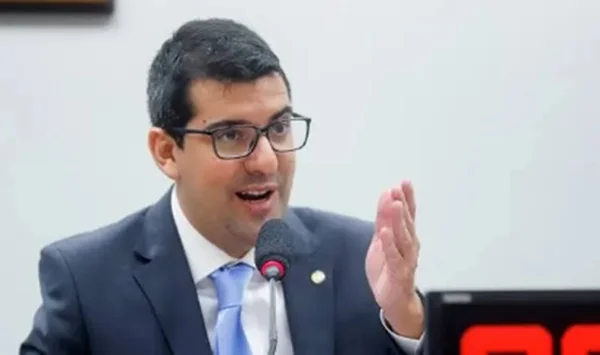 Deputado Marcelo Queiroz é alvo da PF por contratos de R$ 200 milhões