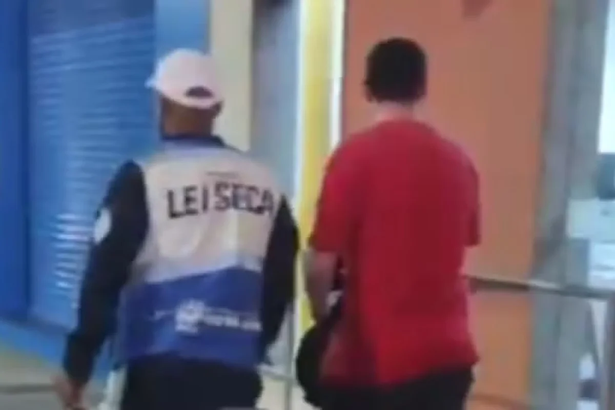 Homem é preso após tentar engolir carteira funcional no RJ Homem é preso após tentar engolir carteira funcional no RJ