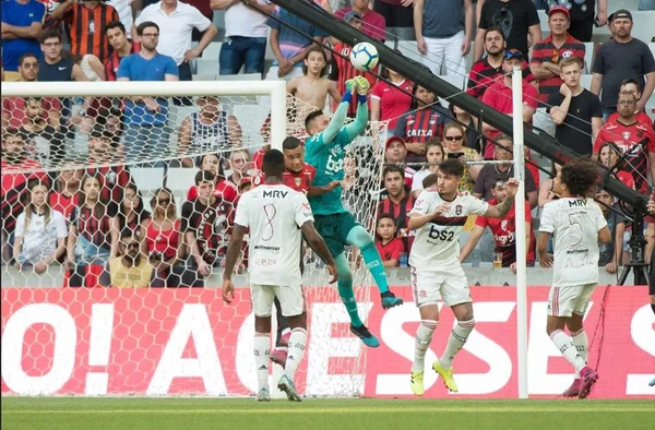 Líder, Flamengo supera Athletico-PR em Curitiba e vence por 2 x 0