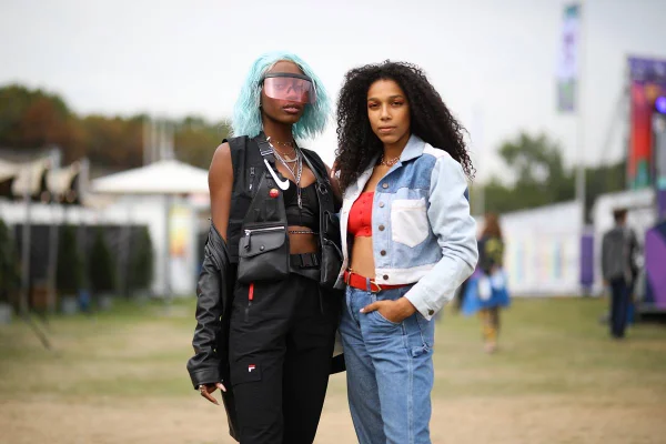 Mulheres usam produções para o lollapalooza