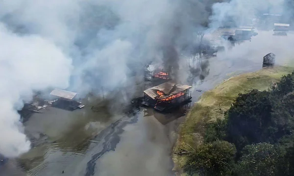 Imagem colorida de estrtura do Garimpo ilegal na Amazônia sendo destruída