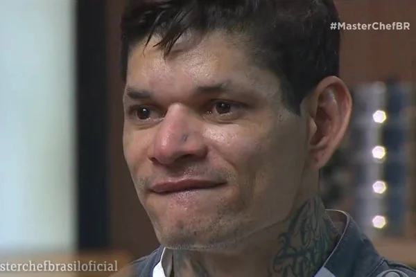 Foto colorida de Moisés do MasterChef emocionado - Metrópoles