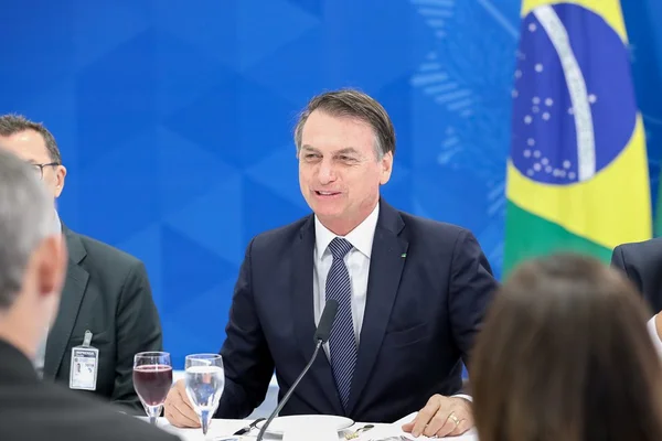 “Aquela cadeira tem criptonita”, diz Bolsonaro sobre ser presidente