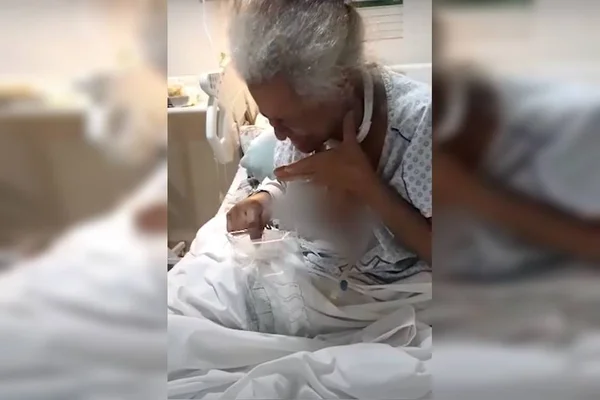 Idosa internada segura a garganta - Metrópoles