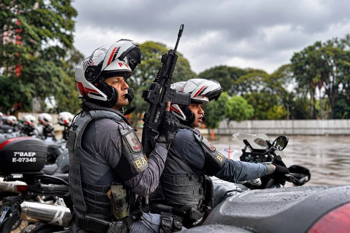 PM com fuzil atuará em garupa de moto PM com fuzil atuará em garupa de moto