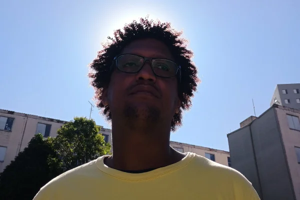 Imagem mostra homem negro contra a luz do sol - Metrópoles