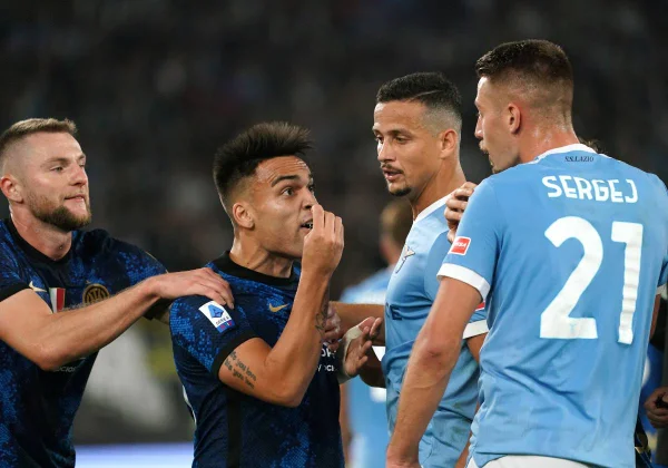 Zagueiro brasileiro se desculpa por lance de treta na vitória da Lazio sobre a Inter