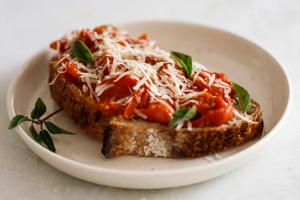 Petisco ou refeição: aprenda deliciosa pasta de tomate
