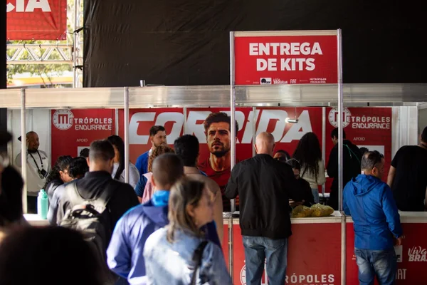 Metrópoles Endurance – Corrida: atletas chegam animados para retirar kits