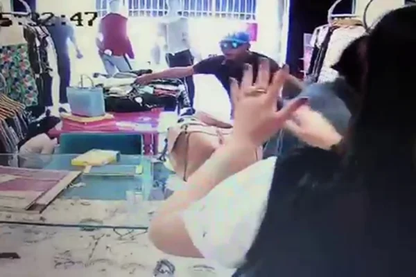 Vídeo: PM prende dupla flagrada roubando loja de roupas em Ceilândia