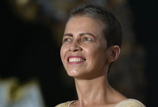 Há 40 anos sem cortar os cabelos, pastora luta contra o câncer de mama