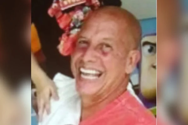 Imagem colorida mostra homem que foi encontrado morto na Zona Oeste do RJ - Metrópoles