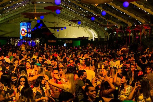Festa “Tropicália” tem estreia animada em ritmo de pré-carnaval - imagem 3 Festa “Tropicália” tem estreia animada em ritmo de pré-carnaval - imagem 3
