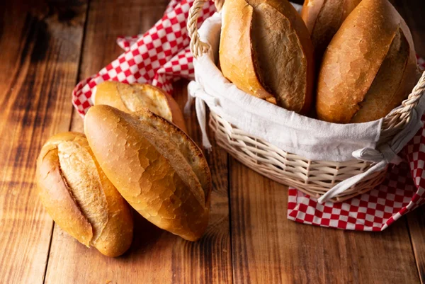 Foto colorida de cesta com pão francês - Metrópoles
