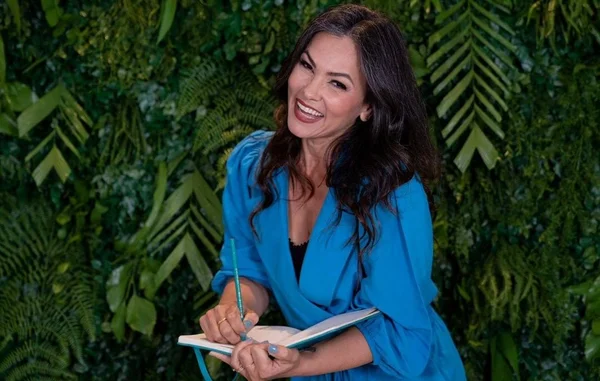 Suzana Alves, ex-Tiazinha. Ela é uma mulher branca, tem cabelo preto e usa jaqueta azul clara - Metrópoles