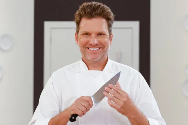 Chef Carlos Bertolazzi com faca na mão