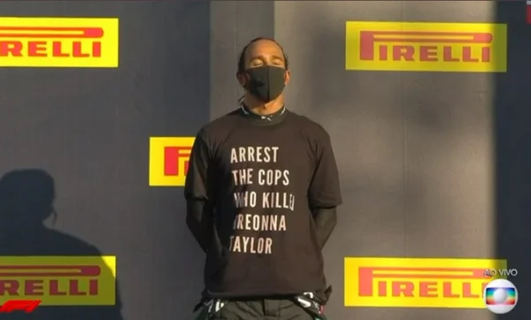 Hamilton protesta no pódio